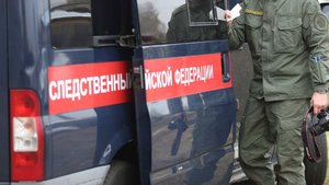 Трое детей нашли тело мужчины у игровой площадки в Перми