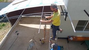 Делаем навес своими руками. Крепим поликарбонат.