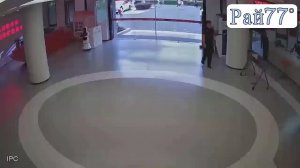 Китаянка посетила дом престарелых в салоне своего автомобиля