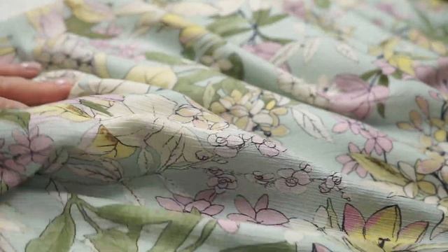 Вискоза креп цветы на нежно-мятном MON042403