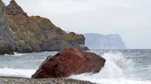 По разноцветному Яшмовому пляжу Фиолента. Севастополь.