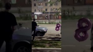 🤦♂️ Две девушки организовали развратную вечеринку на крыше машины прямо в центре Луганска этой ноч