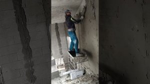 Цементно-известковая штукатурка лестничного марша.