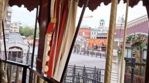 Москва. Главное развлечение детей и взрослых - карусель возле Красной площади. Весело, красиво