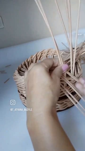 Красивая загибка. Плетение из бумажной лозы. #плетение смотреть онлайн