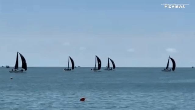 Сочи Адлер сегодня 1 июня 2025. Обстановка на пляже, море и погода сейчас. Мазута нет, чисто