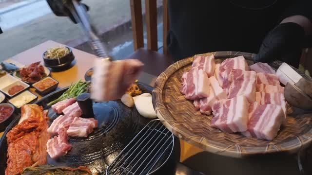 Мясной ресторан, покоривший окрестности своей свиной грудинкой с кимчи в горшочке,