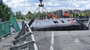 МЧС России показало эвакуацию разрушенного подвижного состава и фуры с подорванного виадука под Выго