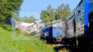 Восстановительный поезд расчищает пути после обрушения моста в Брянской области
