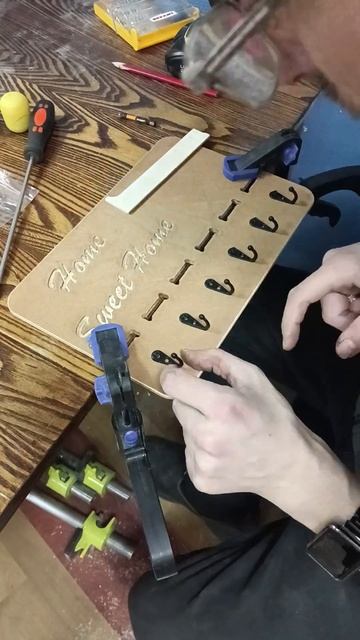 Секреты мастерства: установка фурнитуры для ключницы! смотреть онлайн