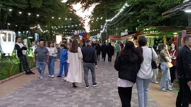 Наступило лето! Массовые гуляния горожан в парке Победы.