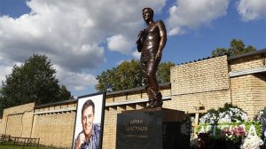 Самые шикарные памятники на могилах  знаменитостей