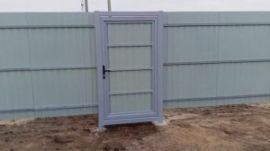 Сделал забор . Калитку в рамке и распашные ворота . В посёлке Стругацкий .