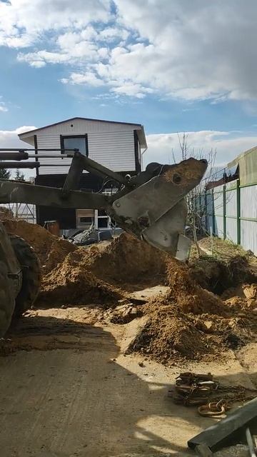 Трактор, как огромный рот собирает песок. смотреть онлайн