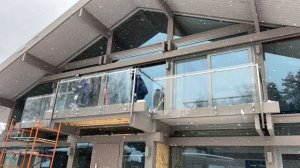 Стеклянные ограждения для балкона.