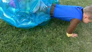 Рома и Диана Рома и Диана играют в Щенячий патруль Рома и Диана притворяются, что играют в костюмах