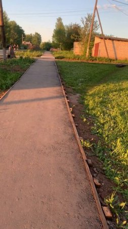 Walking through the beautiful village: близко к закату