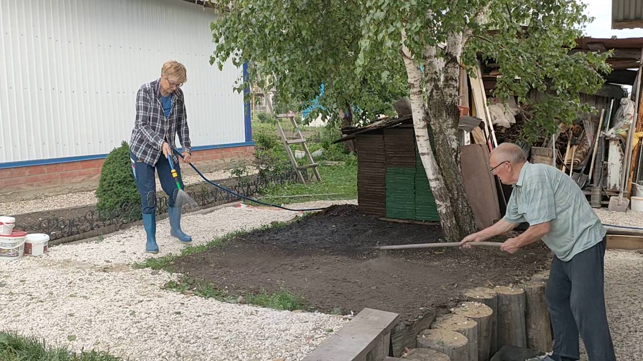 Деревенские "обновки": диван в бане, раздевалка в душе, дорожки, отмостка, цветы и виноград. Май-25