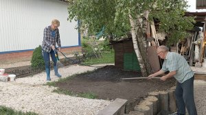 Деревенские "обновки": диван в бане, раздевалка в душе, дорожки, отмостка, цветы и виноград. Май-25