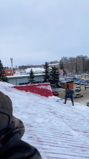 Чистка снега с кровли. Лениногорск.