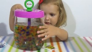 Мисс Кэйти и Мистер Макс (Miss Katy) Katy and dad play with water balls