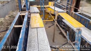 Установка опалубки и армирование бетонного бассейна,