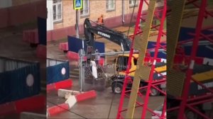 В Москве после сильного ливня водитель экскаватора помог девушке перебраться через лужу, перенеся ее