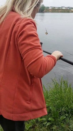 Жена тоже рыбачит и ловит рыбу #женарыбачит #рыбалка