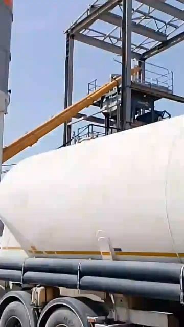 Закачка цемента в силосные башни. Цемент перекачивает смотреть онлайн