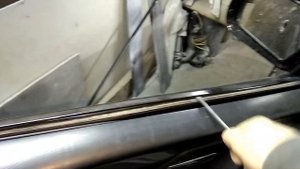 Как снять молдинги окон Mercedes w210