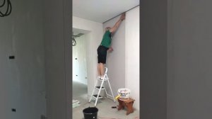 Поклейка обоев в комнате с теневым потолком