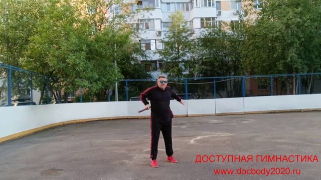 Разминка с двухсекционным шестом Лянцзегунь на спортплощадке (10)