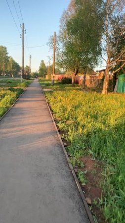 Walking through the beautiful village: дорога вверх