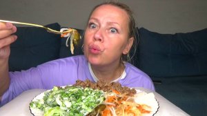 Мукбанг каша гречневая с говядиной ,салат капуста с огурцами. Еда на камеру.