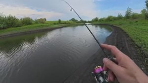 МОЩНАЯ РЫБА ЗАВЯЗЫВАЕТ СПИННИГ В УЗЕЛ, НЕ МОГУ С НЕЙ СОВЛАДАТЬ! Впервые такая Рыбалка 2025.