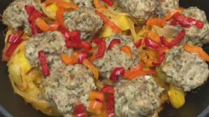 Вкусный обед.Сочные мясные шарики с картофелем в казане.