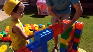 Мистер Макс • Mister Max - Макс строит Домик из большого конструктора Катается на тракторе машинке с