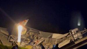 В Брянской области обрушился мост, проходивший внизу пассажирский поезд сошел с рельсов