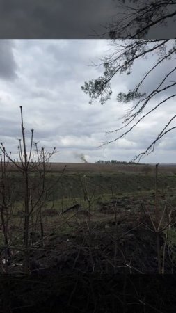 Боевики украинских формирований наблюдают как русские штурмовики сбивают их дрон-бомбардировщик