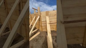 Монтаж опалубки для ленточного фундамента