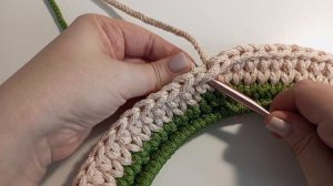 Лежанка - гнездо - домик для кота крючком с рисунком "лапки"