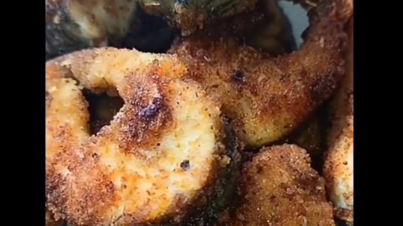 Жареная рыба на ужин с хрустящей корочкой