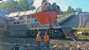 Обстановка на месте падения моста на поезд в Брянской области