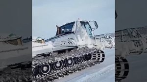 Ратрак тащит в гору трал