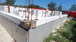 Первый ряд газоблока если дом с колоннами.