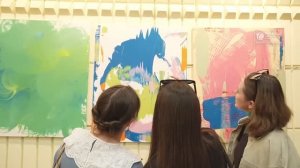 Создаёт картины чувствами. Репортаж о выставке. 1 городской канал.