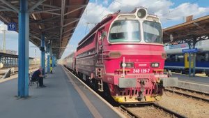 Континентальный Классический экспресс прибывает из Загреба на железнодорожный вокзал Келети