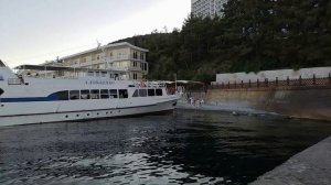 Катер причалил прямо на пляж.