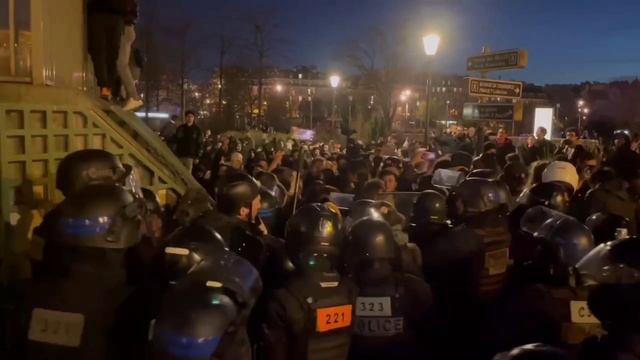 ⚡️В Париже происходят столкновения с полицией — местные фанаты досрочно праздновали победу ПСЖ