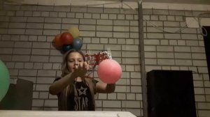 Лопаю шарики с блёстками ))